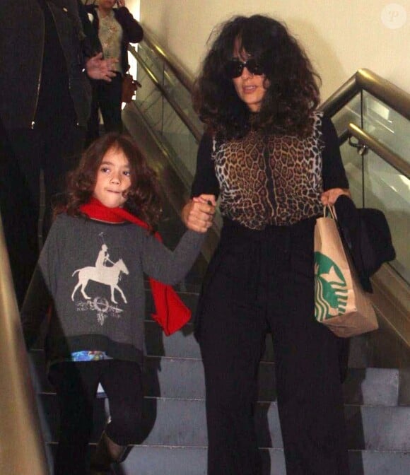 L'actrice Salma Hayek et sa fille Valentina arrivent à l'aéroport Los Angeles le 7 janvier 2013.