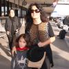 Salma Hayek et sa fille Valentina arrivent à l'aéroport Los Angeles le 7 janvier 2013.