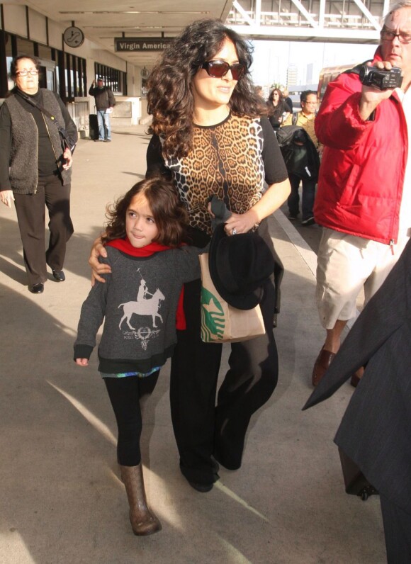 Salma Hayek et sa fille arrivent à l'aéroport Los Angeles le 7 janvier 2013.