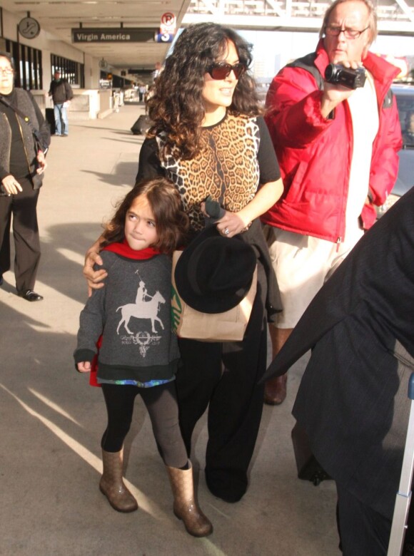 Salma Hayek et sa fille Valentina arrivent à l'aéroport Los Angeles le 7 janvier 2013. La petite fille ne semble pas très impressionnée par la présence des photographes.