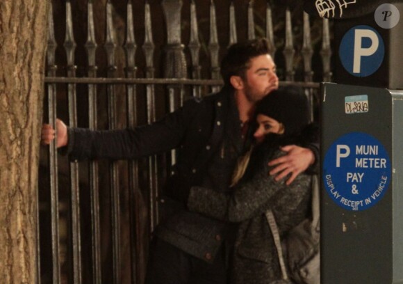 Zac Efron réchauffe la belle Imogen Poots en plein tournage de Are We Officially Dating ? à New York, le 7 Janvier 2013.