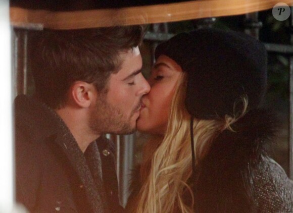 Zac Efron embrasse Imogen Poots sur le tournage de Are We Officially Dating ? à New York, le 7 Janvier 2013.