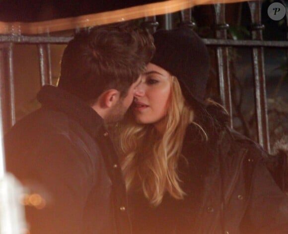 Zac Efron s'apprête à embrasser la britannique Imogen Poots sur le tournage de Are We Officially Dating ? à New York, le 7 Janvier 2013.