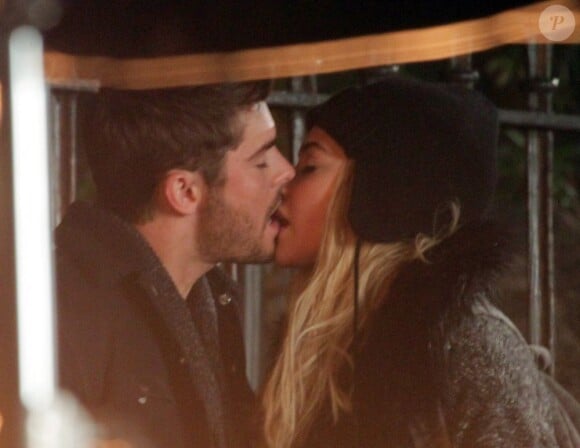 Baiser fougueux entre Zac Efron et Imogen Poots sur le tournage de Are We Officially Dating ? à New York, le 7 Janvier 2013.
