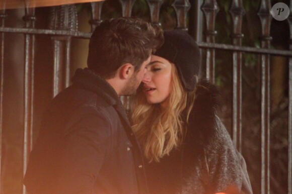 Imogen Poots sur le point d'embrasser le beau Zac sur le tournage de Are We Officially Dating ? à New York, le 7 Janvier 2013.