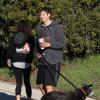 Ashton Kutcher et Mila Kunis promènent leur chien dans les rues d'Hollywood, le 7 Janvier 2013. Le couple est en tenue de sport.