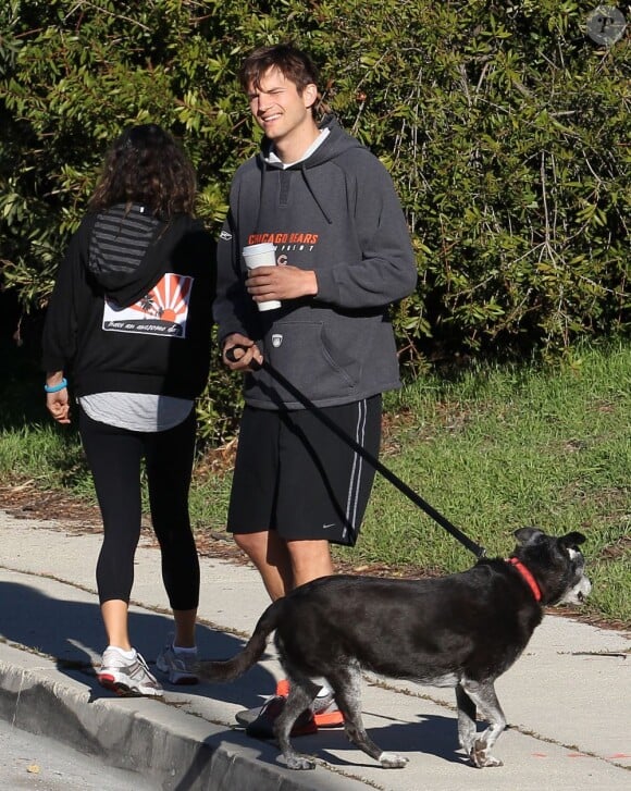 Ashton Kutcher et Mila Kunis promènent leur chien dans les rues d'Hollywood, le 7 Janvier 2013. Le couple est en tenue de sport.