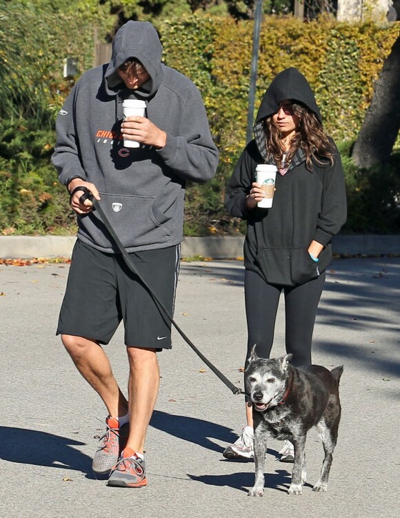 Ashton Kutcher et Mila Kunis promènent leur chien dans les rues d'Hollywood, le 7 Janvier 2013. Le couple revient tout juste de vacances.