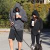 Ashton Kutcher et Mila Kunis promènent leur chien dans les rues d'Hollywood, le 7 Janvier 2013.