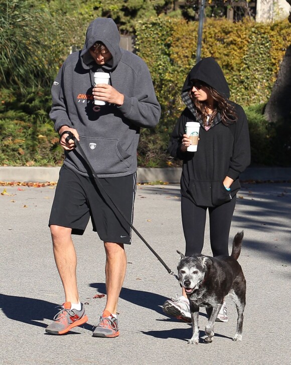 Ashton Kutcher et Mila Kunis promènent leur chien dans les rues d'Hollywood, le 7 Janvier 2013.