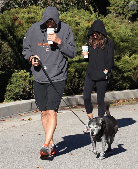 Ashton Kutcher et Mila Kunis promènent leur chien dans les rues d'Hollywood, le 7 Janvier 2013.