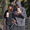 Ashton Kutcher et Mila Kunis promènent leur chien dans les rues d'Hollywood, le 7 Janvier 2013.