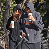 Mila Kunis et Ashton Kutcher : A moitié endormis pour promener leur chien