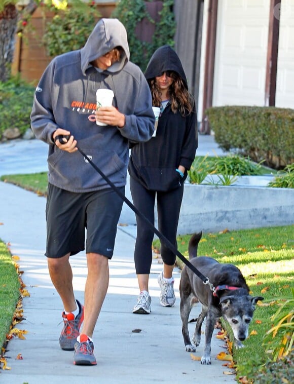 Ashton Kutcher et Mila Kunis promènent leur chien dans les rues d'Hollywood, le 7 Janvier 2013. Ils en profitent pour boire un bon café.