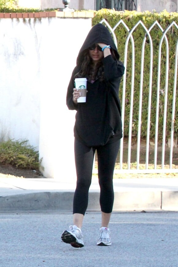 Ashton Kutcher et Mila Kunis promènent leur chien dans les rues d'Hollywood, le 7 Janvier 2013. L'actrice est en total look sportif.