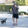 Ashton Kutcher et Mila Kunis promènent leur chien dans les rues d'Hollywood, le 7 Janvier 2013.