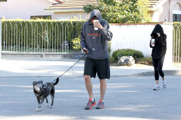 Ashton Kutcher et Mila Kunis promènent leur chien dans les rues d'Hollywood, le 7 Janvier 2013.