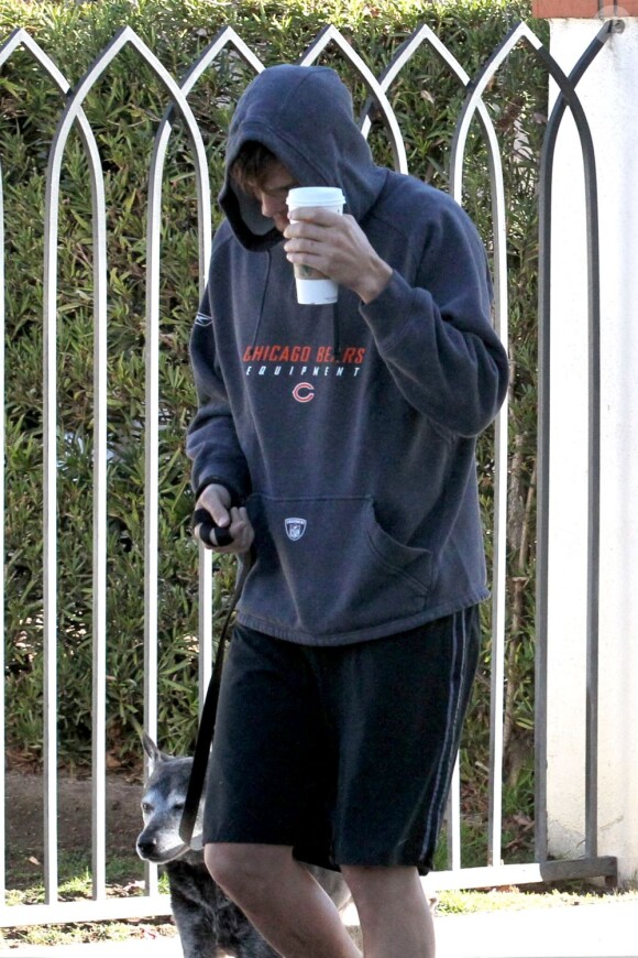 Ashton Kutcher et Mila Kunis promènent leur chien dans les rues d'Hollywood, le 7 Janvier 2013.