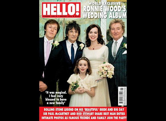 Ronnie Wood et Sally Humpreys en couverture du magazine Hello! entourés des témoins du marié, Rod Stewart et Paul McCartney, et de la nièce de la mariée, Heather. Décembre 2012.