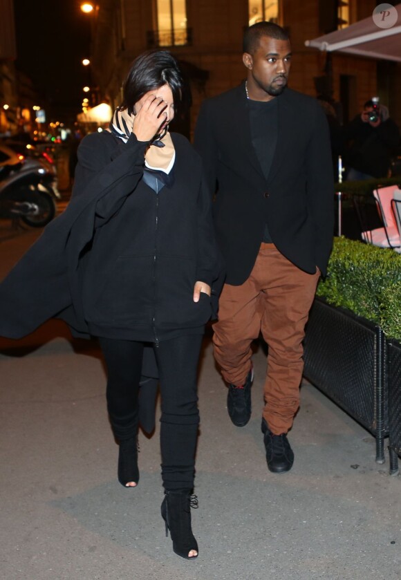Kim Kardashian et son petit ami Kanye West dans les rues de Paris, le 8 janvier 2013.