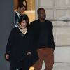 Kim Kardashian, enceinte, et son petit ami Kanye West dans les rues de Paris, le 8 janvier 2013.