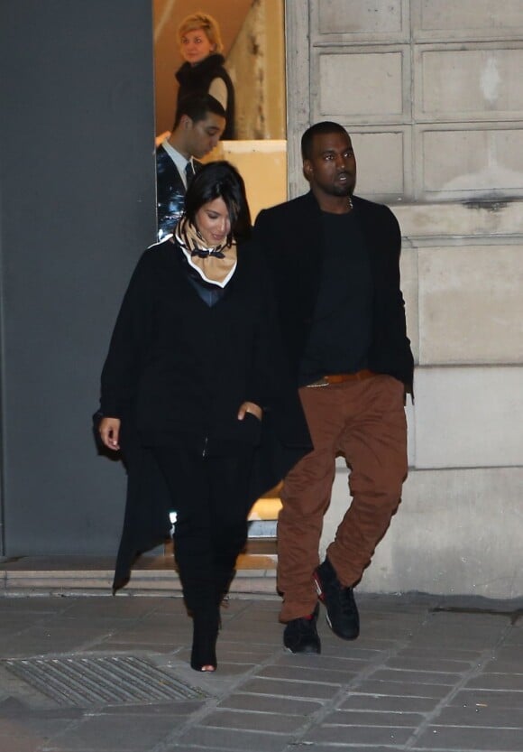 Kim Kardashian, enceinte, et son petit ami Kanye West dans les rues de Paris, le 8 janvier 2013.