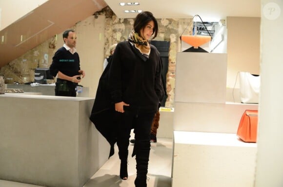 Kim Kardashian en plein shopping chez Lanvin et Céline à Paris, le 8 janvier 2013.