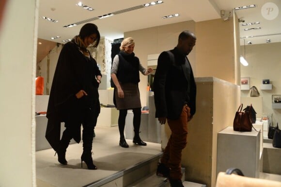 Kim Kardashian et Kanye West en plein shopping chez Lanvin et Céline à Paris, le 8 janvier 2013.