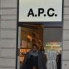 Kanye West sortant de la boutique A.P.C. à Paris, le 8 janvier 2012.