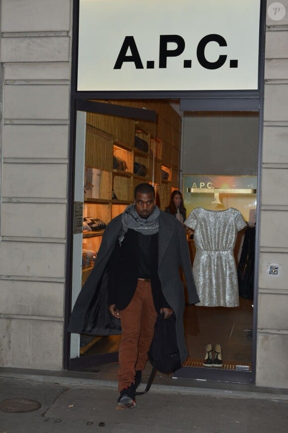 Kanye West sortant de la boutique A.P.C. à Paris, le 8 janvier 2012.