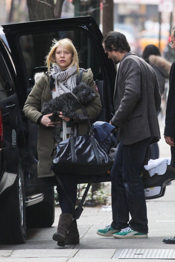 Claire Danes et Hugh Dancy devant leur domicile new-yorkais avec leur fils Cyrus se préparent au départ, le 6 janvier 2012.