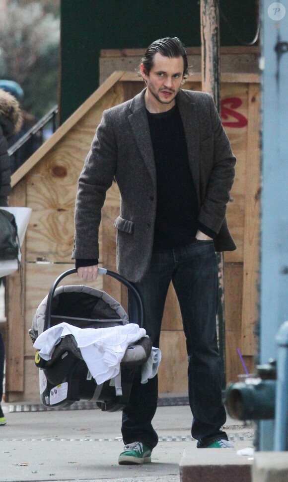 Hugh Dancy et son bébé Cyrus se préparent à partir en voyage, à New York, le 6 janvier 2013.