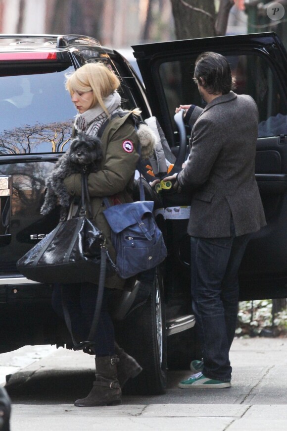 Claire Danes et Hugh Dancy avec leur fils Cyrus se préparent au départ, à New York le 6 janvier 2012.