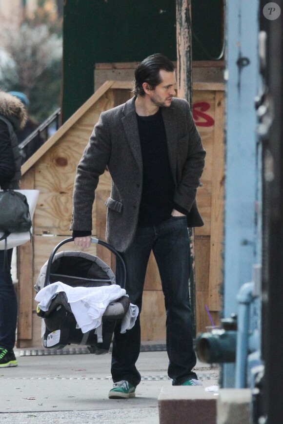 Hugh Dancy et son bébé Cyrus se préparent à partir en voyage, à New York, le 6 janvier 2013.