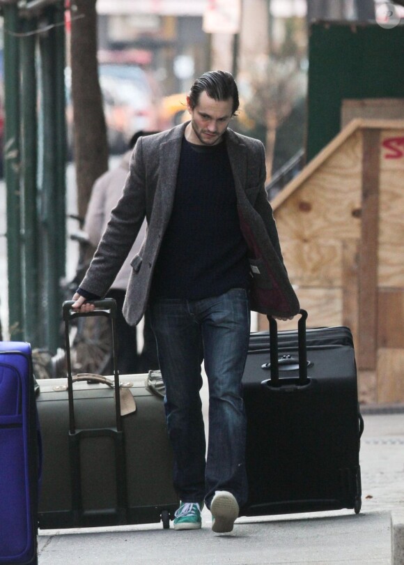 Hugh Dancy s'occupe des valises. À New York, le 6 janvier 2013.