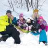 Dean McDermott, Tori Spelling leurs enfants Liam, Stella, Hattie et Finn. La petite famille passe quelques jours de vacances au ski aux États-Unis à The Village à  Squaw Valley. Photo prise le 5 janvier 2013.