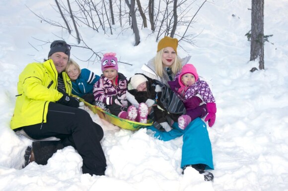 Dean McDermott, Tori Spelling leurs enfants Liam, Stella, Hattie et Finn. La petite famille passe quelques jours de vacances au ski aux États-Unis à The Village à  Squaw Valley. Photo prise le 5 janvier 2013.