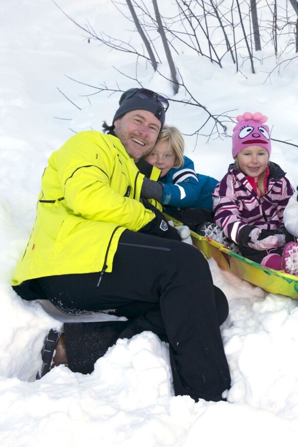 Dean McDermott, Liam et Stella. La petite famille passe quelques jours de vacances au ski aux États-Unis à The Village à Squaw Valley. Photo prise le 5 janvier 2013.