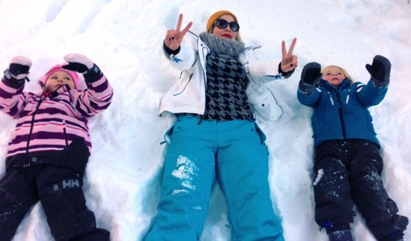 Tori Spelling, ses enfants Liam et Stella. La petite famille passe quelques jours de vacances au ski aux États-Unis à The Village à Squaw Valley. Photo prise le 5 janvier 2013.