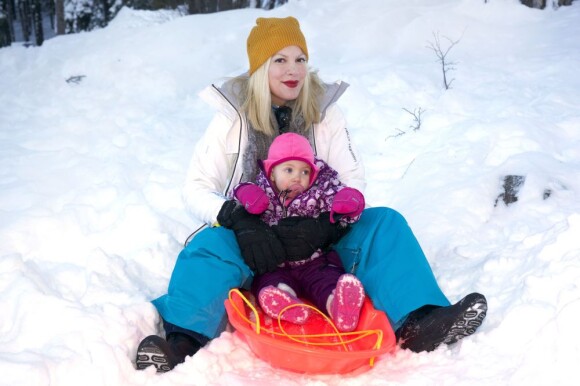 Tori Spelling et la petite Hattie. La petite famille passe quelques jours de vacances au ski aux États-Unis à The Village à Squaw Valley. Photo prise le 5 janvier 2013.