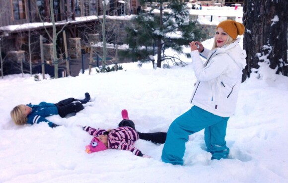 Tori Spelling, Liam et Stella. La petite famille passe quelques jours de vacances au ski aux États-Unis à The Village à Squaw Valley. Photo prise le 5 janvier 2013.