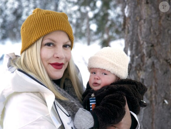 Tori Spelling et son fils Finn. La maman et toute sa petite famille passent quelques jours de vacances au ski aux États-Unis à The Village à Squaw Valley. Photo prise le 5 janvier 2013.