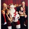 Tori Spelling entourée de ses enfants Liam (5 ans), Stella (4 ans), Hattie (14 mois) et le petit dernier, Finn (3 mois) ainsi que son mari Dylan McDermott, souhaitent de bonnes fêtes.