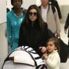 Kourtney Kardashian et son fils Mason et Penelope à l'aéroport de Los Angeles, le 8 janvier 2013.