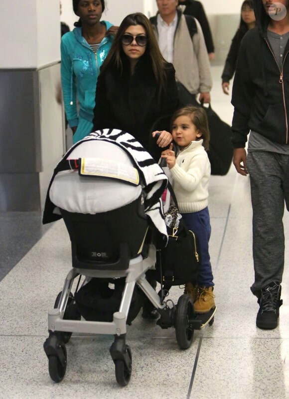 Kourtney Kardashian et son fils Mason et Penelope à l'aéroport de Los Angeles, le 8 janvier 2013.