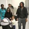 Kourtney Kardashian et sa petite tribu composée de son conjoint Scott Disick et de leurs enfants Mason et Penelope arrivent à l'aéroport de Los Angeles. Le 8 janvier 2013.