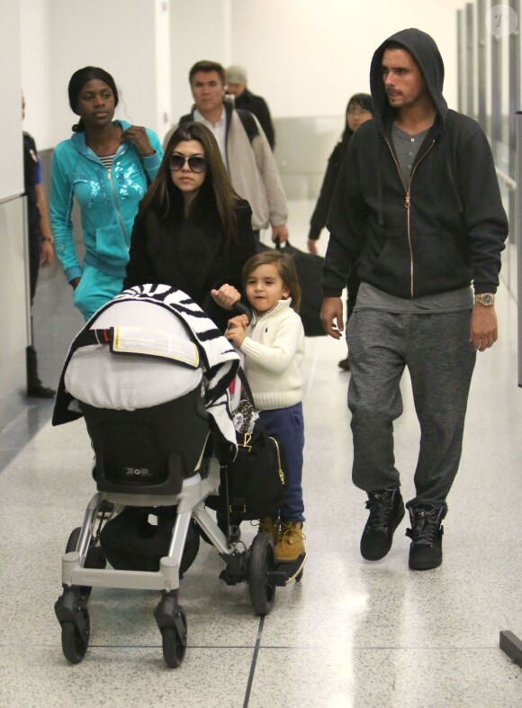 Kourtney Kardashian et sa petite tribu composée de son conjoint Scott Disick et de leurs enfants Mason et Penelope arrivent à l'aéroport de Los Angeles. Le 8 janvier 2013.