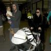 Kourtney Kardashian, son conjoint Scott Disick et leurs enfants Mason et Penelope arrivent à l'aéroport de Los Angeles. Le 8 janvier 2013.