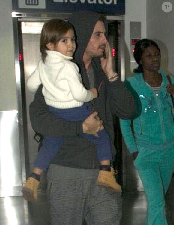 Scott Disick et son fils Mason a l'aéroport de Los Angeles. Le 8 janvier 2013.