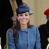La duchesse Catherine de Cambridge privilégie le bleu lors de ses missions officielles, et porte ses chapeaux sur la droite à 50 degrés en moyenne, selon le Vogue UK de février 2013.